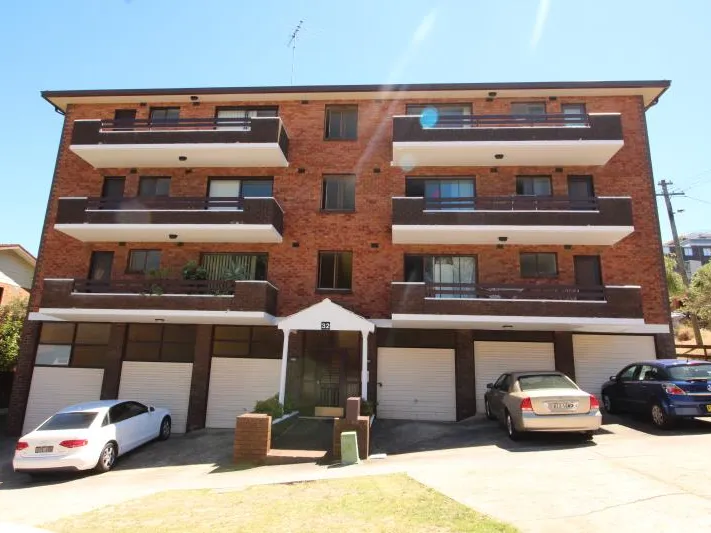 - RARE 3 BEDROOM APARTMENT IN CONVENIENT LOCATION