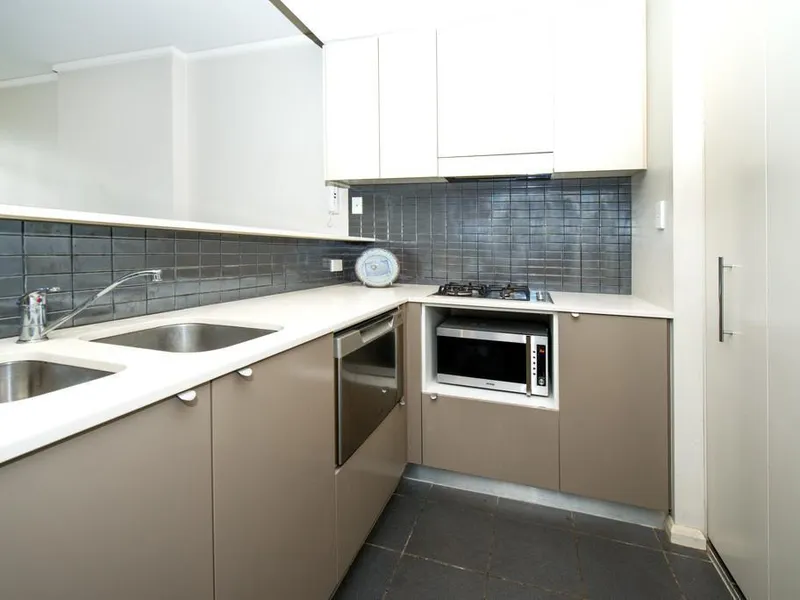MODERN ONE-BEDROOM APARTMENT PLUS STUDY AT PACIFIC SQUARE