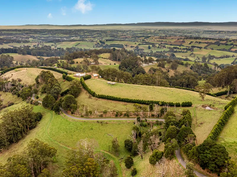CLASSIC HOMESTEAD WITH PANORAMIC VIEWS!