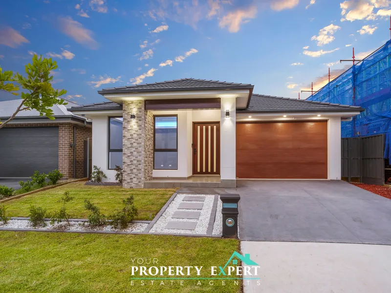 North East Facing : - Ex Display Home In Prime Location !!