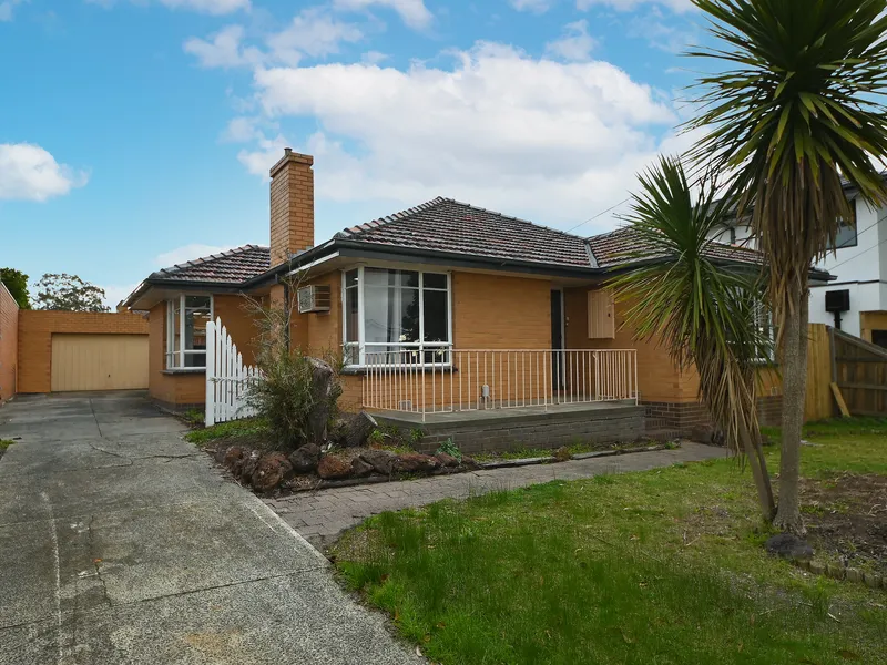 2 KITCHENS, SEPARATE BUNGALOW AND A FANTASTIC LOCATION!