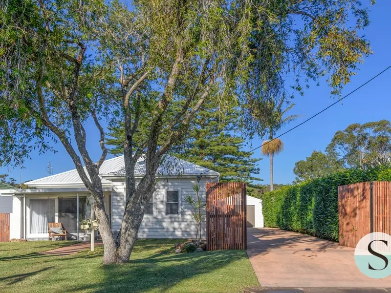 Super Sexy, Super Cute, So Fresh, So Fun, So Contemporary, All on 1 Level Lakeside Living, Just 4 Houses Off the Lake– Life’s Good!