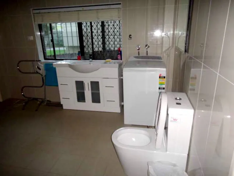 Spacious 3 bedrooms and two bathrooms house downstairs