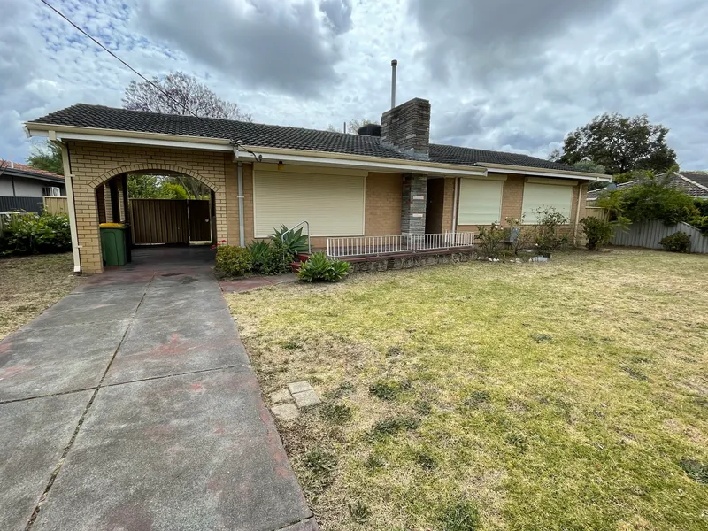 3 Bedroom Home with Massive Shed / Workshop !