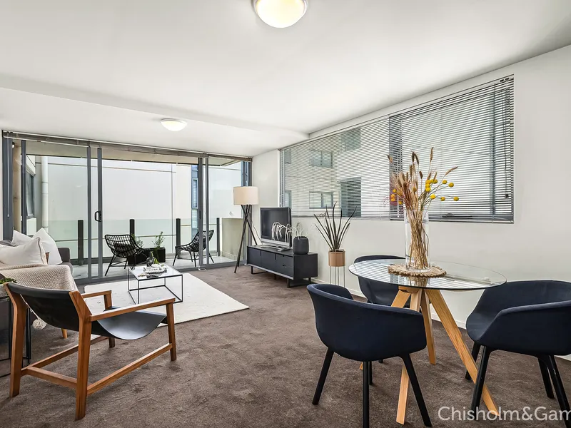Indoor/Outdoor Smarts near Albert Park Lake