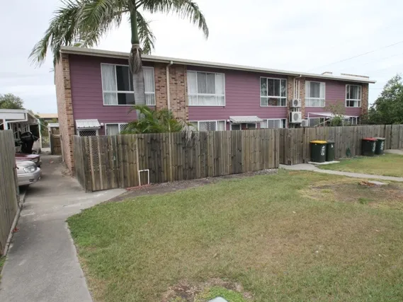 NEAT AND TIDY 2 BEDROOM TOWNHOUSE LOCATED ON THE END OF THE BLOCK