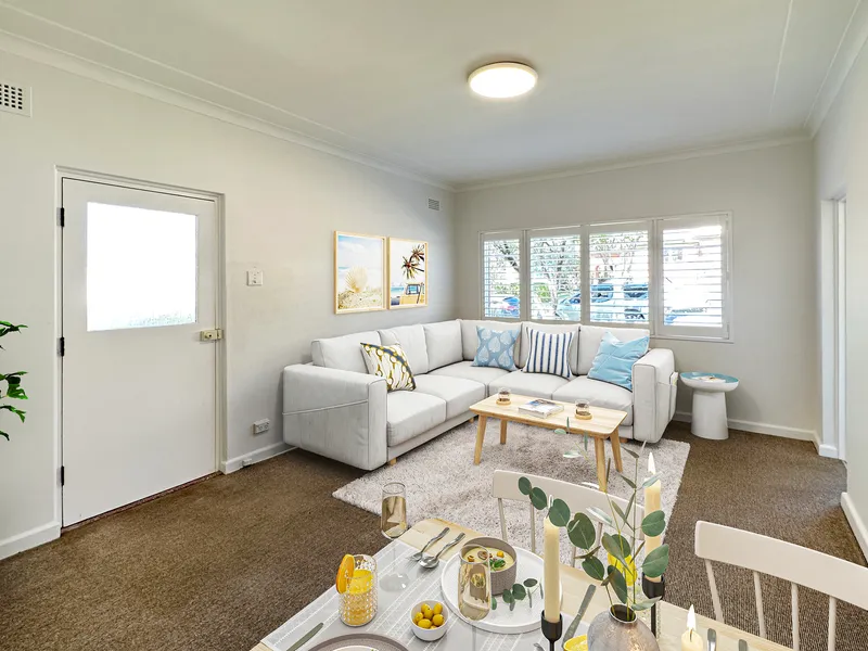 Unique Sunny Beach-Side One Bedroom Unit!