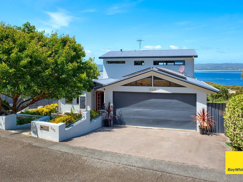 AMAZING HARBOUR VIEWS - WALK TO CBD - SUBDIVIDABLE