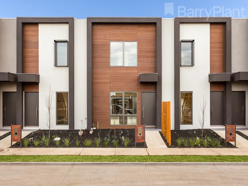 Near new luxurious living in the Waterhaven Estate.