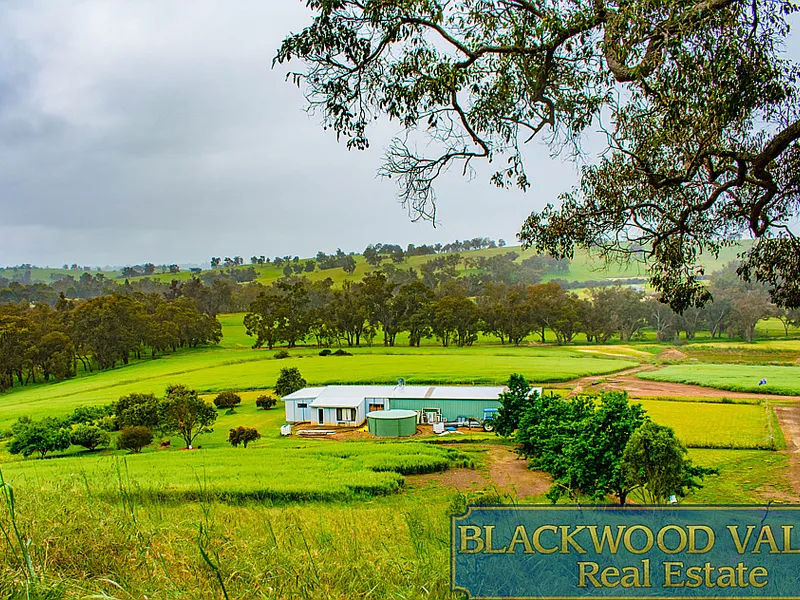 STUNNING COUNTRY ACREAGE!!
