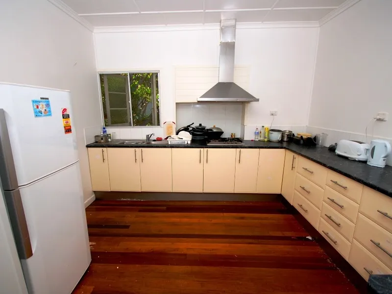 Walking Distance to RBWH 4 Bedroom house - All Bills Included!