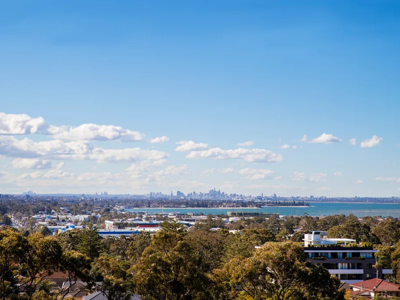 Spectacular Northerly views - TOP FLOOR LUXURY 3 BEDROOM APARTMENT