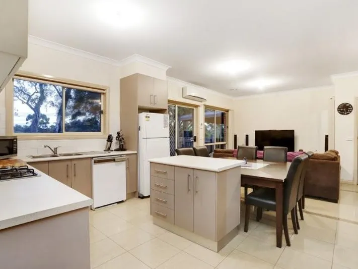 BRIGHT & QUIET TWO BEDROOM UNIT AT THE REAR OF THE BLOCK | HODGES CAULFIELD