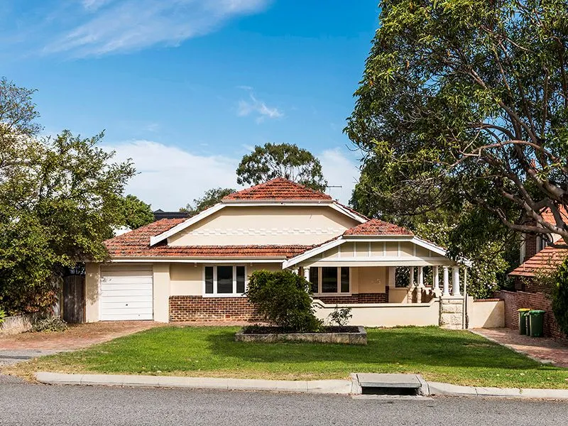 LARGE CHARACTER FAMILY HOME