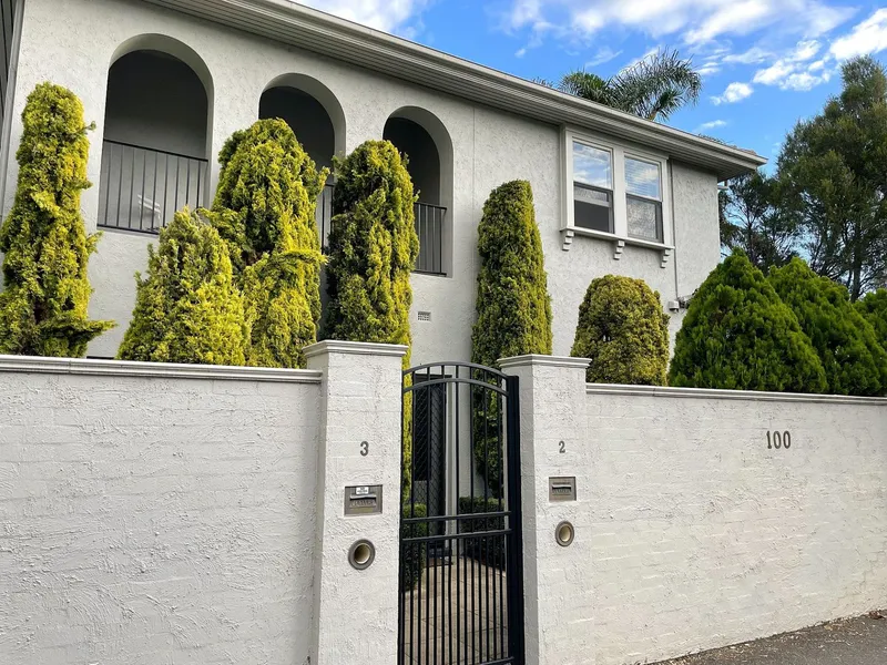 BEAUTIFUL FULLY RENOVATED ART DECO 3 BEDROOM APARTMENT