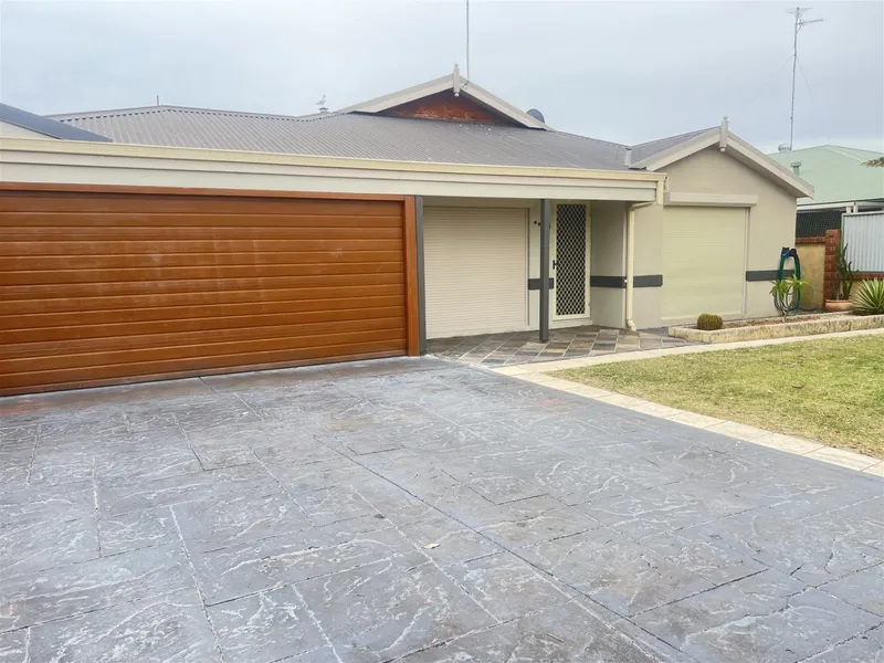 Spacious 4-Bedroom Family Home with Expansive Yard and Powered Workshed!