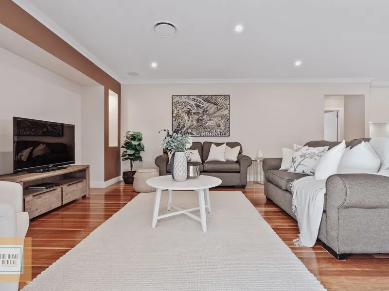 Sophisticated, Spacious Custom Built Home. Perfect 823m2 Block.