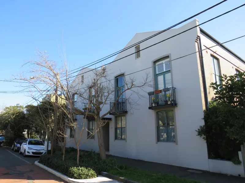 This large apartment is perfectly positioned in the heart of a quiet tree-lined street. 