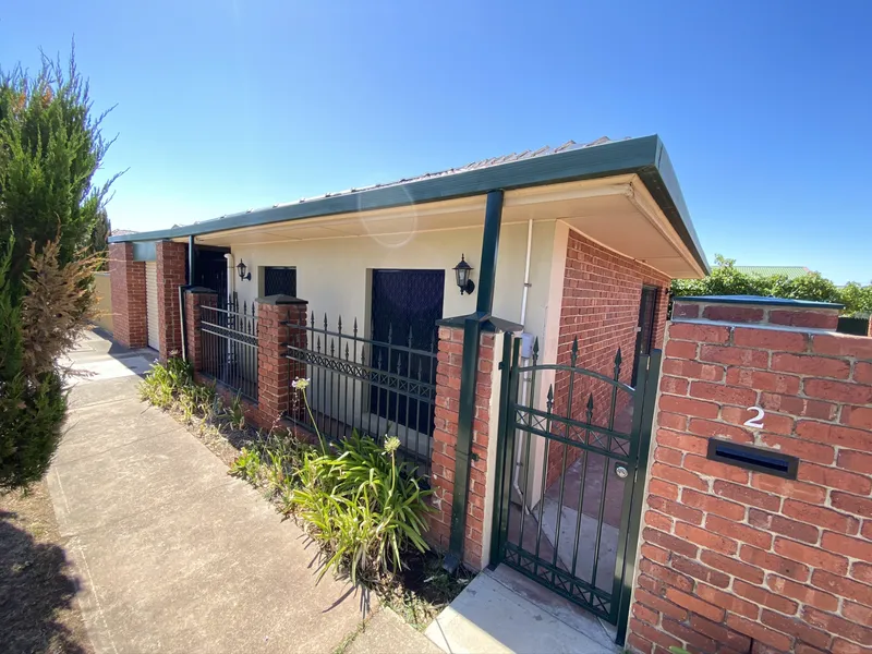 Private fully fenced property only 10 mins to beach/city in quiet location. Lockable car space and tool shed with spacious outdoor entertaining area.