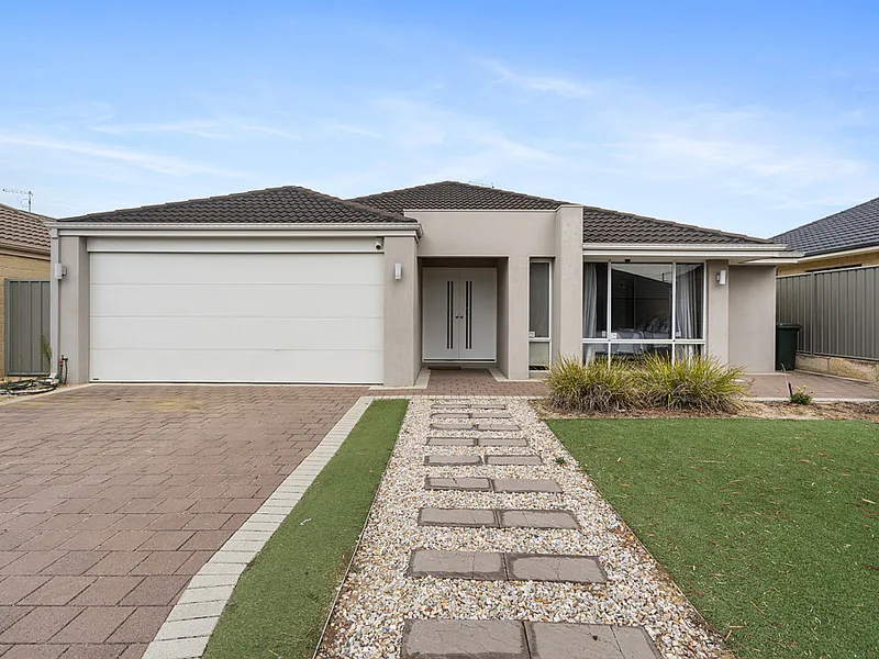 THE PERFECT FAMILY HOME! SPACIOUS MASTERPIECE!