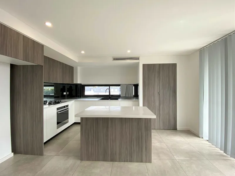 SECLUDED TOP FLOOR UNIT - DUCTED AIRCONDITONING