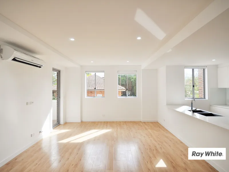 CONTEMPORARY 2 BEDROOM APARTMENT IN PRESTIGE PRECINCT