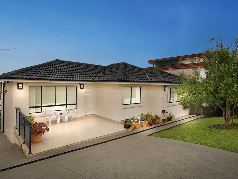 Sophisticated Family Home Alongside The Tranquil Crest Reserve 