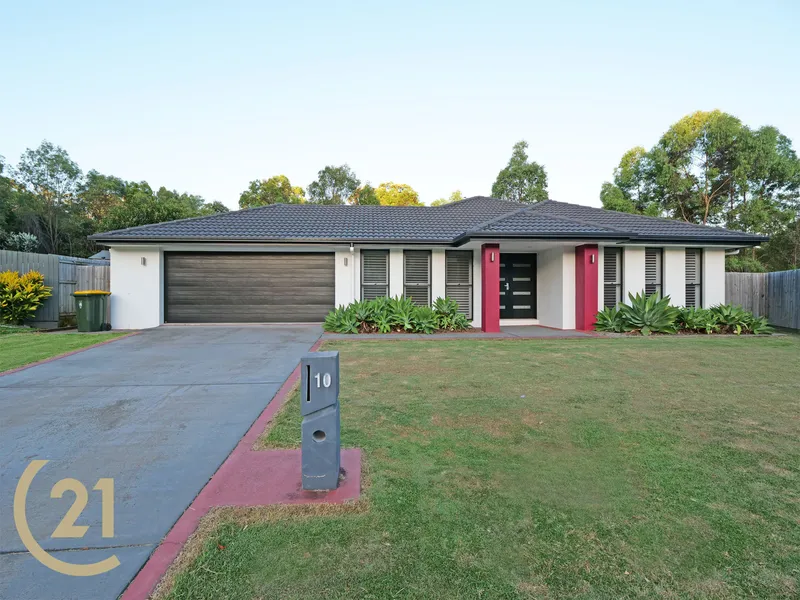 Modern 4 bedroom home bordering a nature reserve!