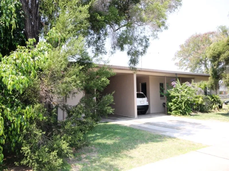 SPACIOUS GROUND FLOOR 2 BEDROOM UNIT WITHIN AN EASY WALK TO SHOPS AND SCHOOLS.