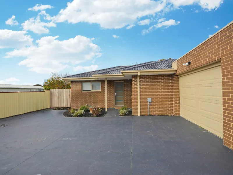 Private Rear Unit, Single level stunner!