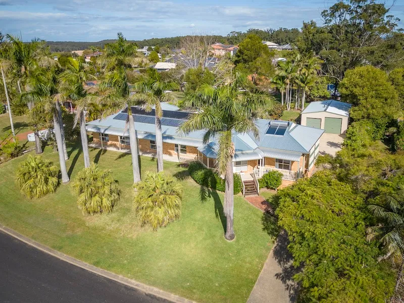 6 Bedroom Home,380 m² of living - space set in a tropical paradise. Land size 2,496 m²