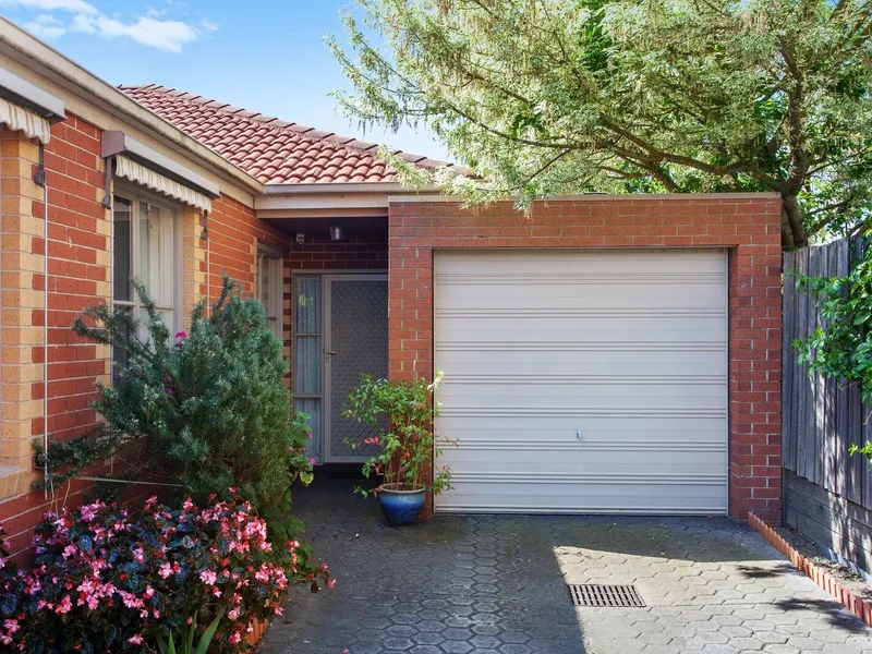 Hidden Gem Just Walking Distance To Chadstone Shopping Centre