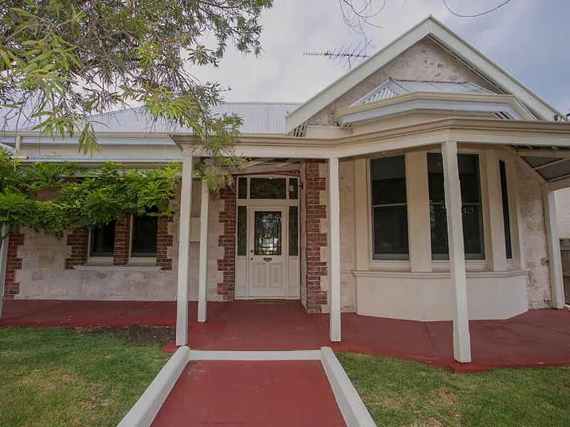 THE GRAND MADAME ON NELSON