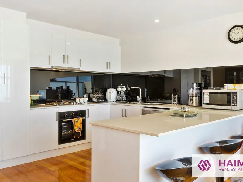 Life-style Super Spacious Living in McKinnon Zone!