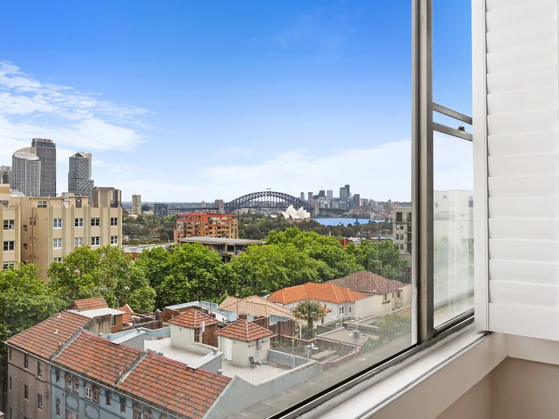 Grand Two Bedroom Art Deco Apartment With Iconic City Views