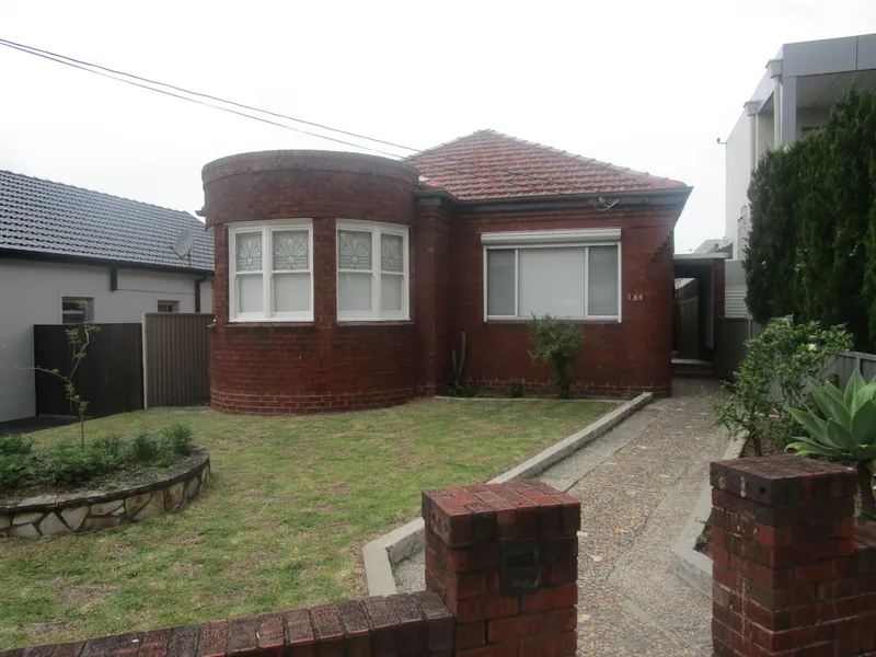 FRESHLY PAINTED, FANTASTIC LOCATION