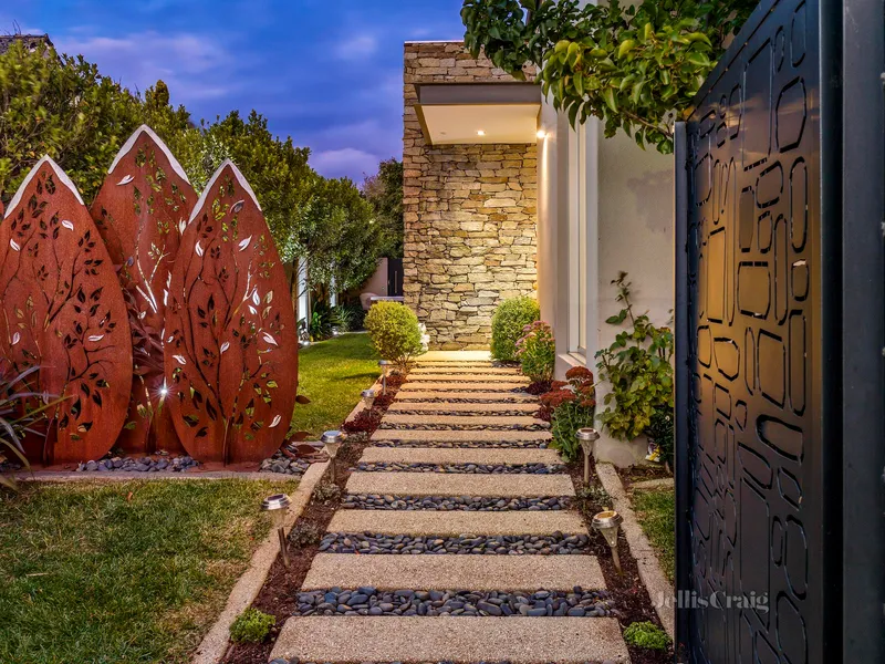 Distinctive design, exceptional lake location