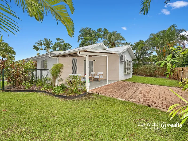 Villa with huge fenced courtyard for dog