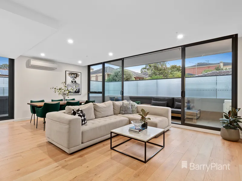 Sub-penthouse prestige in the exclusive Eden complex.