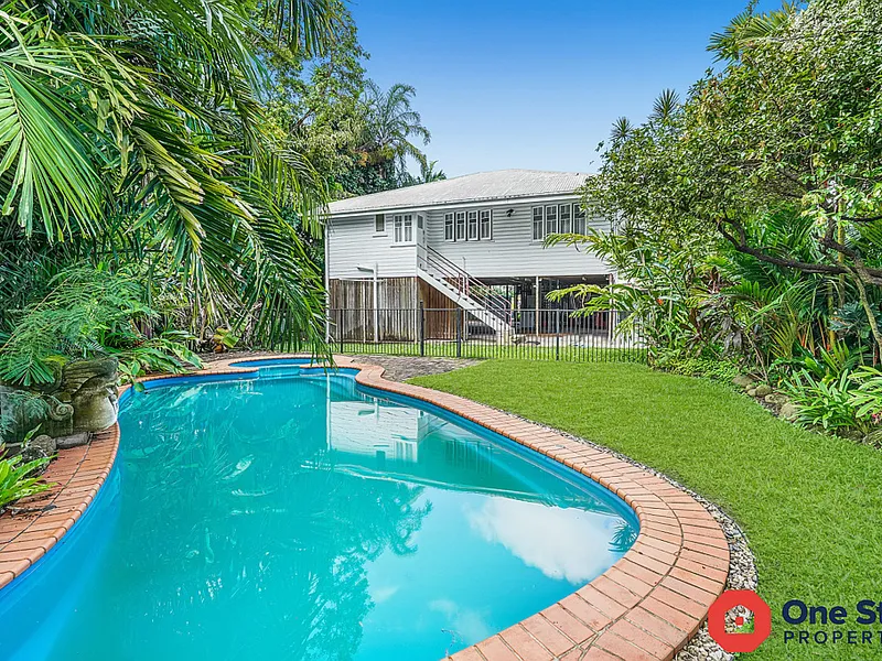 Charming Queenslander with Side Access + Pool