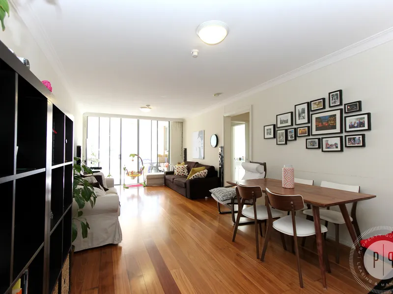 Spacious & conveniently located 2 Bedroom Apartment with parking in the heart of Bondi Junction