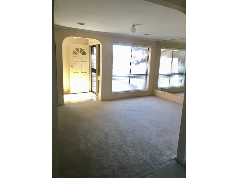 15 Baron Court, Kings Park!!