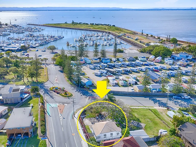 PRIME LOCATION - METRES FROM THE WATERFRONT AND BOAT HARBOUR