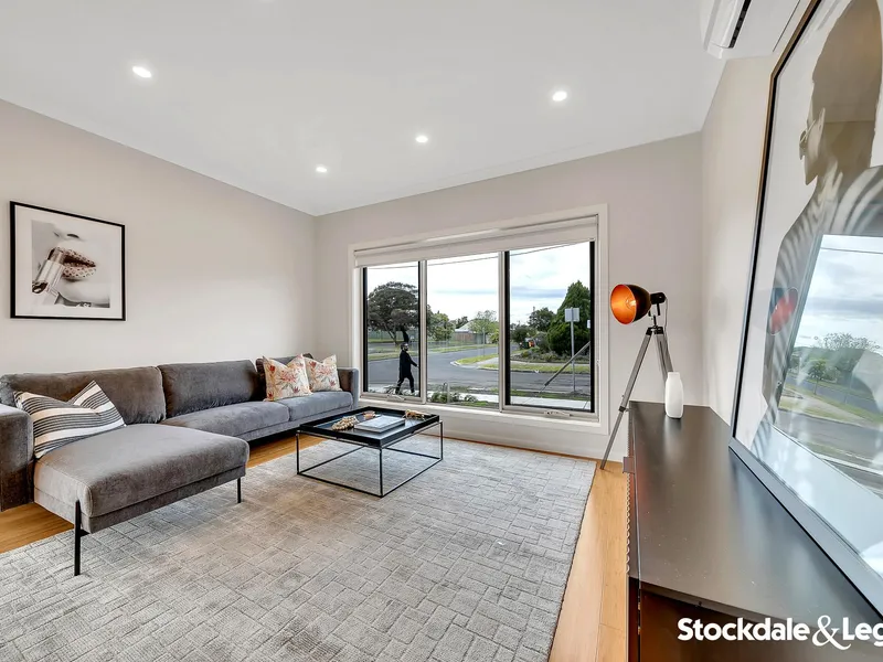 Walking Distance to Laverton Station..!