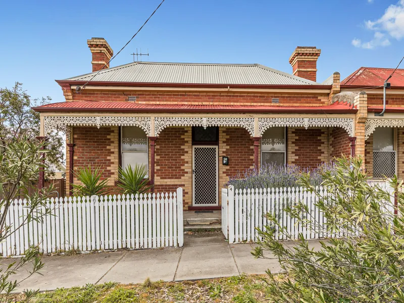 QUAINT COTTAGE STYLE HOME!