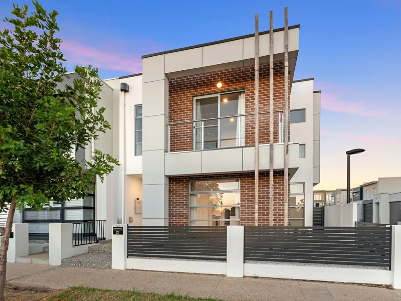 Contemporary Living On A Corner Allotment With Uninterrupted Views