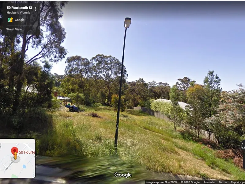 picturesque elevated outlook into open sparsely treed country side. A handy short walk to golf course, primary school and natural bush. 