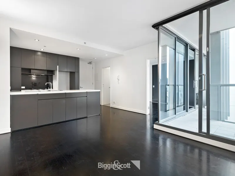 BLUE CHIP LOCATION, SPACIOUS LIGHT-FILLED 1 BED APARTMENT WITH AIR CON! 