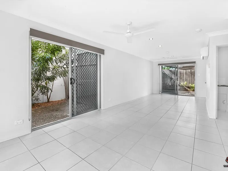 9 YEARS YOUNG & VACANT! - 3 BEDROOM, 2 BATHROOM, 2 CARSPACES