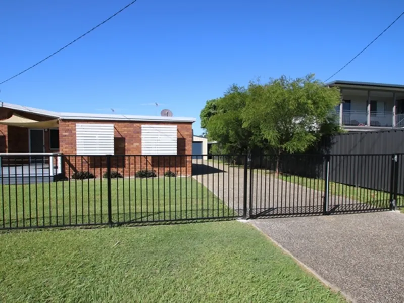 LOW SET WITH HUGE DOUBLE BAY SHED!